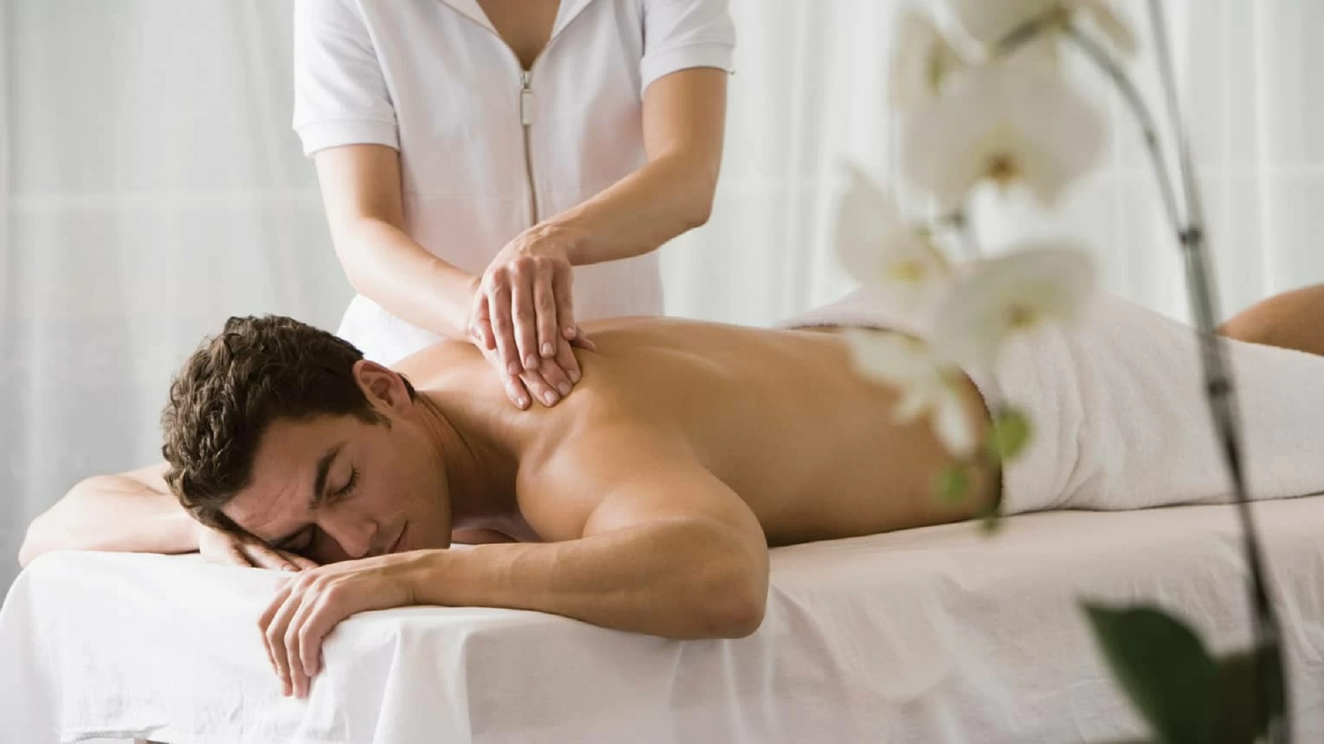 Massage session. Спа для мужчин. Массаж мужчине. Массаж картинки. Спа процедуры для мужчин.