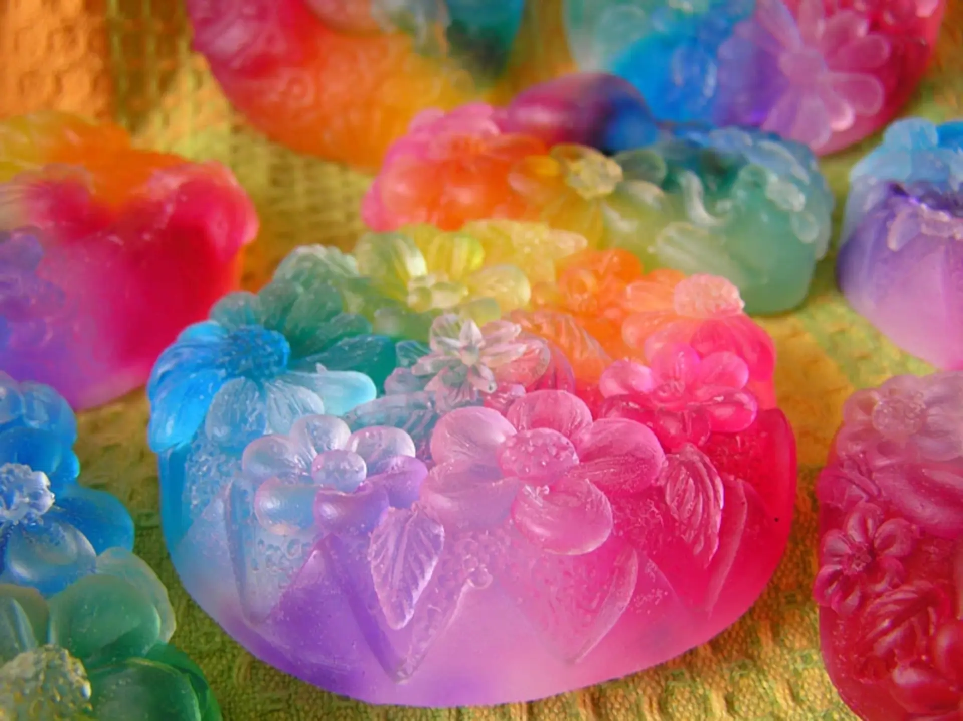 Как сделать мыло из воды. Декоративное мыло. Мыло разноцветное. Цветы из мыловарения. Мыловаренье прозрачное с цветами.